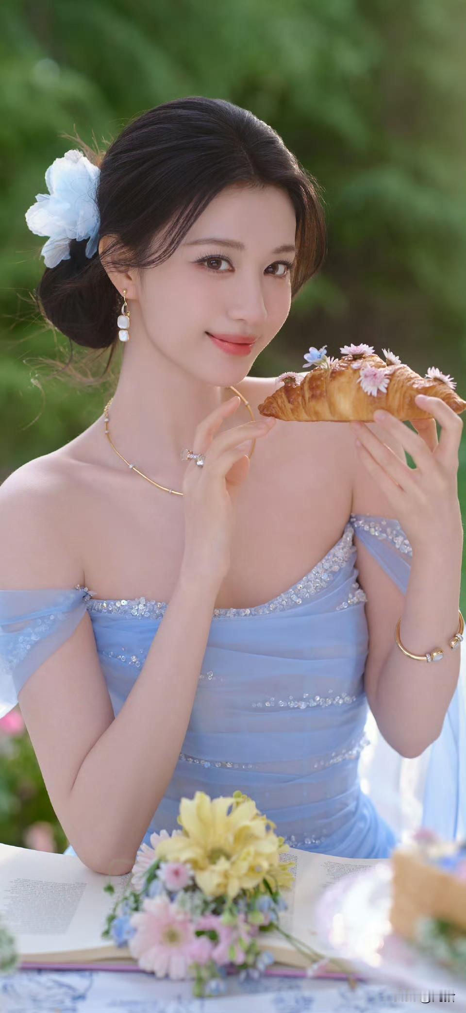 王楚然这组壁纸简直美炸了！纱裙曳地，宛如梦幻中的公主在人间漫步。雏菊映照着她的容