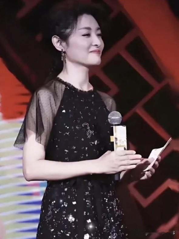 从春晚舞台到人生旷野，周涛用声音镌刻时代记忆。她不仅是端庄大气的“定海神针”，更