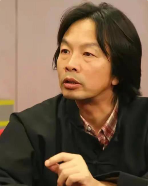 刘震云说：“男欢女爱，出轨偷腥，男人找女人就像吸烟，有好的就吸好的，实在没有的话