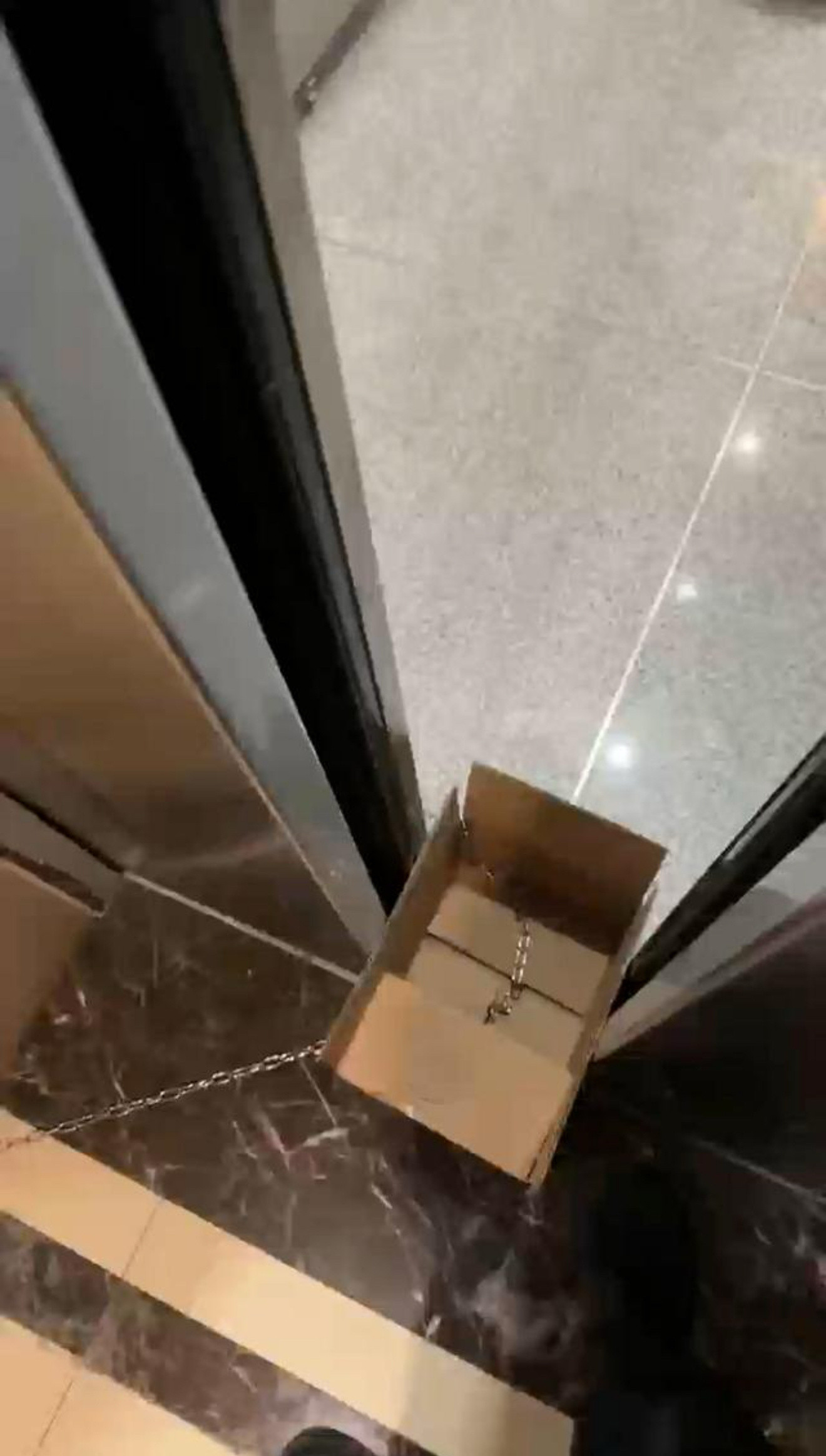 物业回应顶楼一孕妇将电梯加装锁链电梯是公共设施，私自加锁链咋想的。光顾着自己，别
