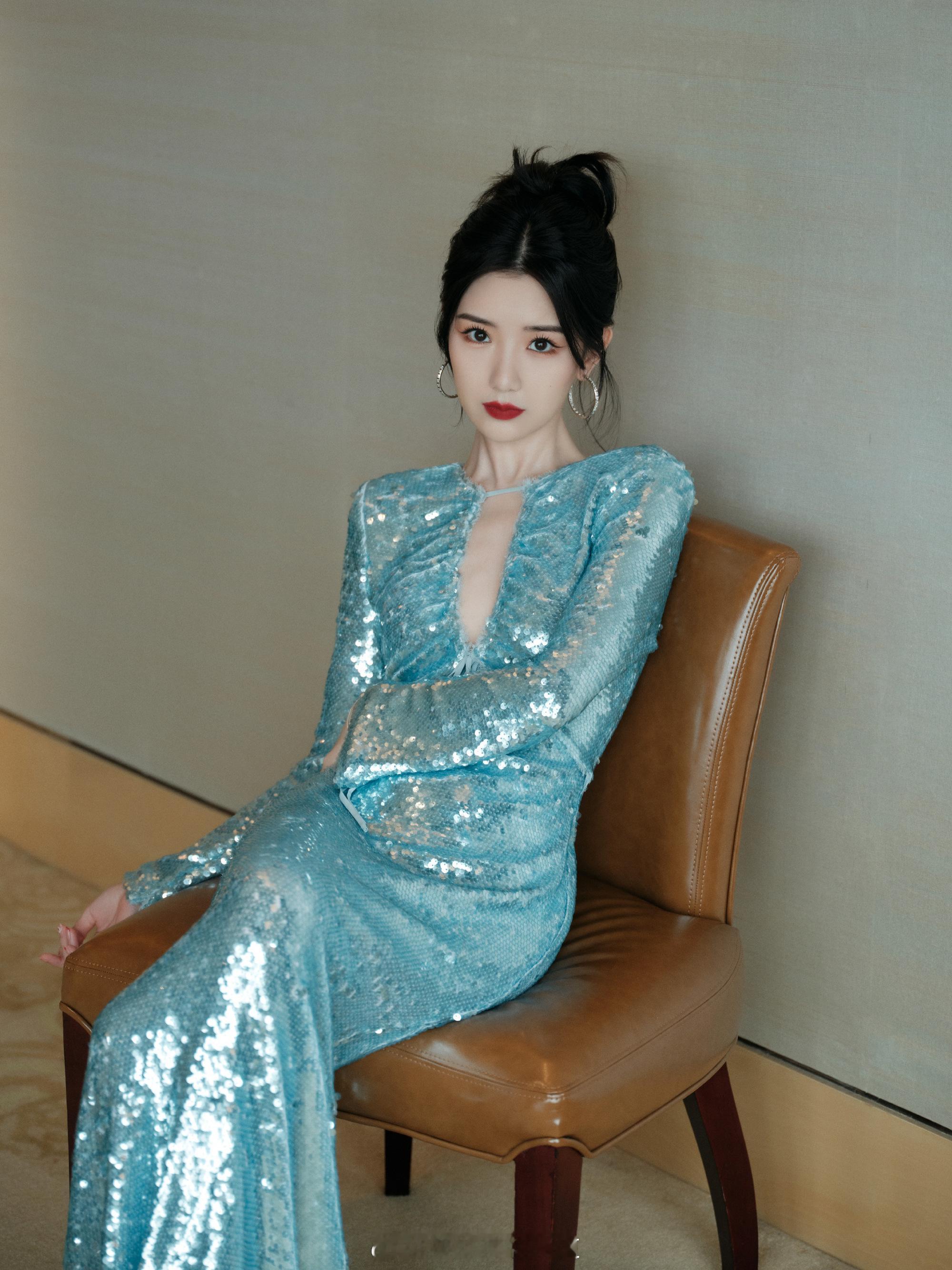 毛晓彤一袭蓝色亮片长裙