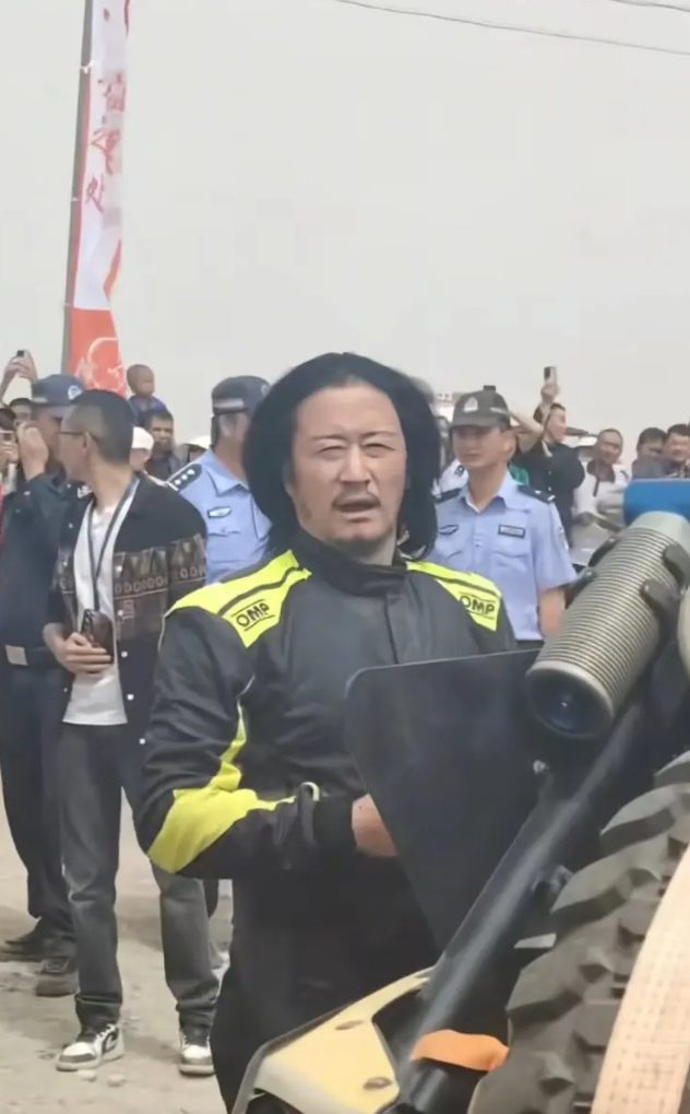 我现在信他是满族了似乎能闻到那股子羊膻味[哭笑不得]