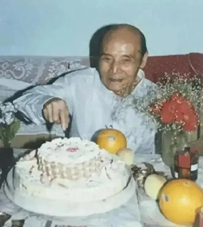 1954年秋天，上海市公安局情报主任胡均鹤接到去北京开会的通知，刚进公安部大门，