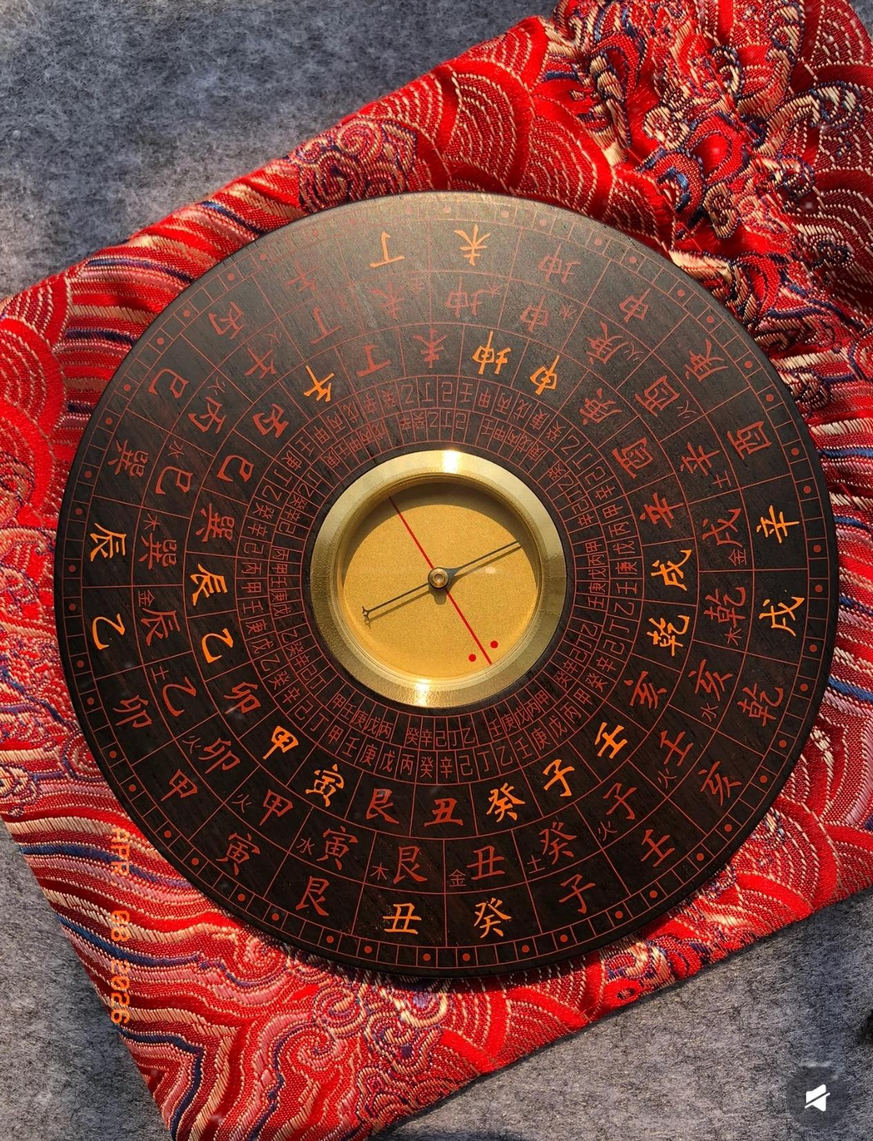 风水师傅常讲：旧物滞运，杂物堵财玄学避坑，别踩雷区很多人家里都堆着旧衣服