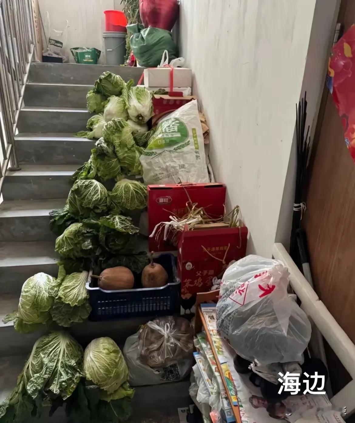 碰到这样的邻居，能让你气的都想搬家。这是2楼的邻居，在楼道里放了好多白菜，南瓜，