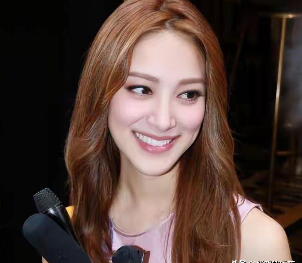 陈凯琳生完第三胎第42天，自己拎着两箱道具进摄影棚。网友扒出她爸早年炒楼净赚