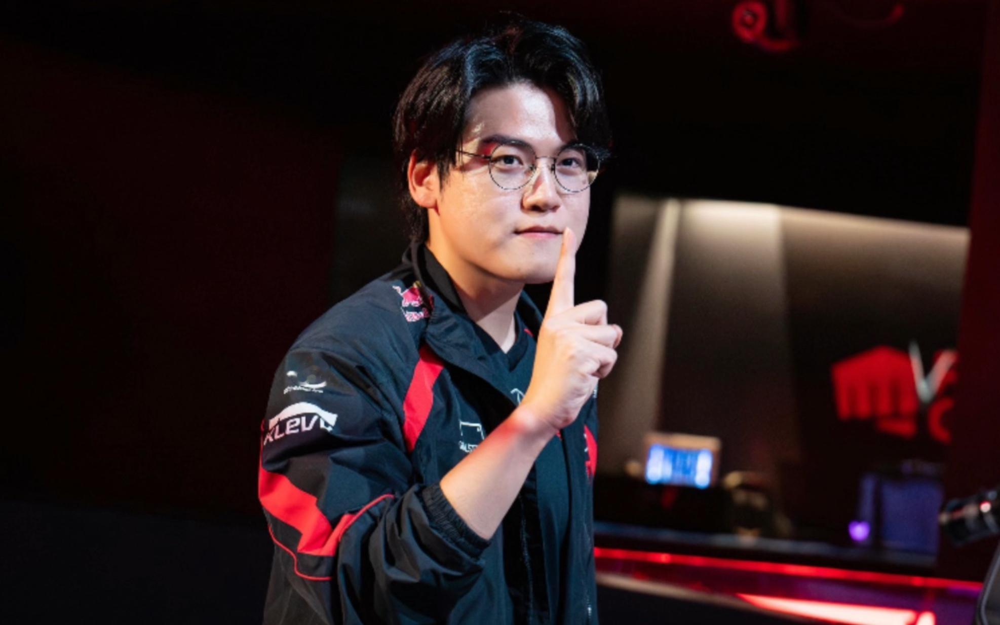 LOL官方发起“过去vs现在”投票：Gumayusi大幅领先Uzi在大约15万投