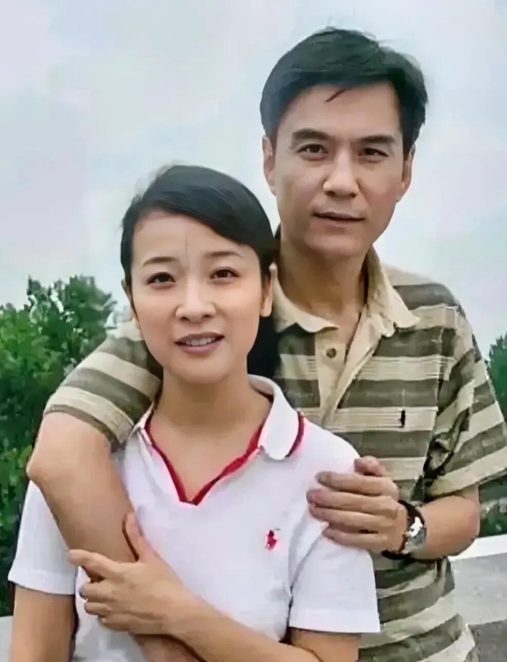 照片里两人穿着十分朴素，没有精致的妆容，也没有过多的打扮，看着是他们年轻时候的合