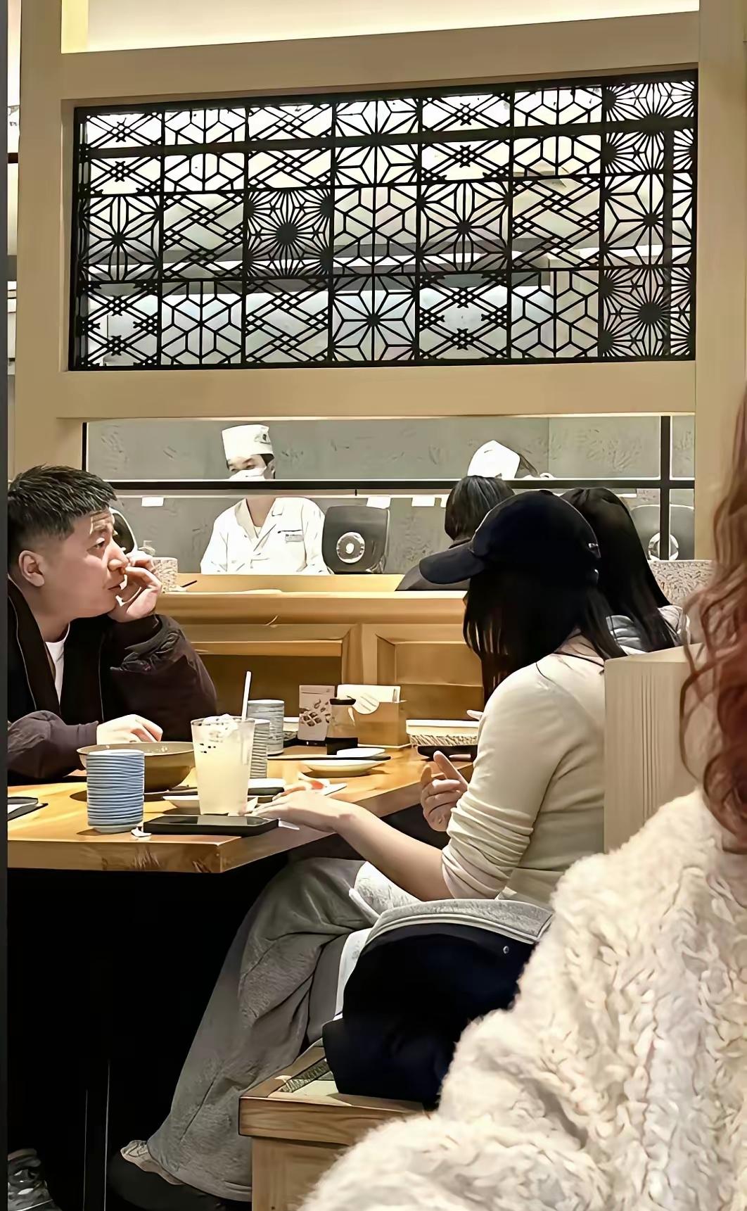 张雪峰女儿一夜长大，她也在网上寻找爸爸的影子。网友发了张雪峰带女儿和妻子一起