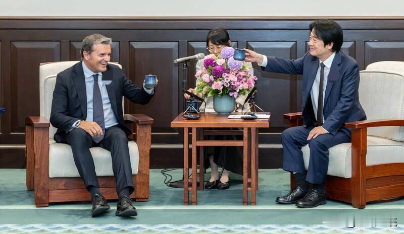 意大利副议长会见赖清德叫嚣“与台湾同在”昨晚窜至台湾的意大利参议院副议长钱