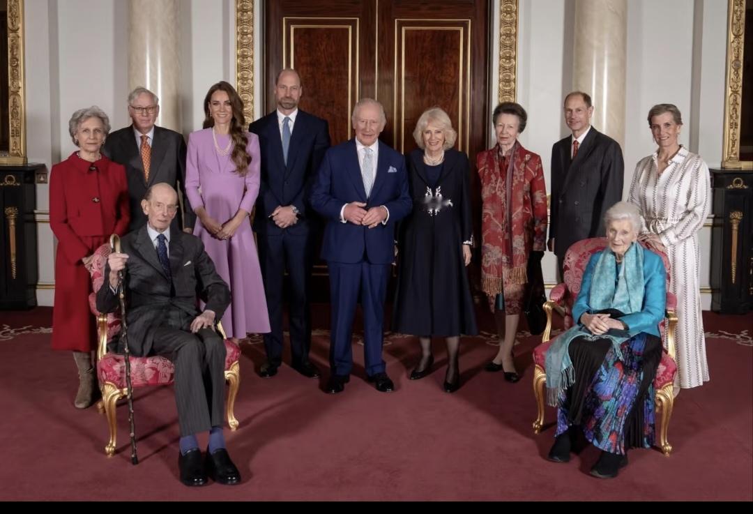 英王室最新照片！为了纪念已故女王伊丽莎白二世诞辰一百周年英王室新合影。查尔斯国王