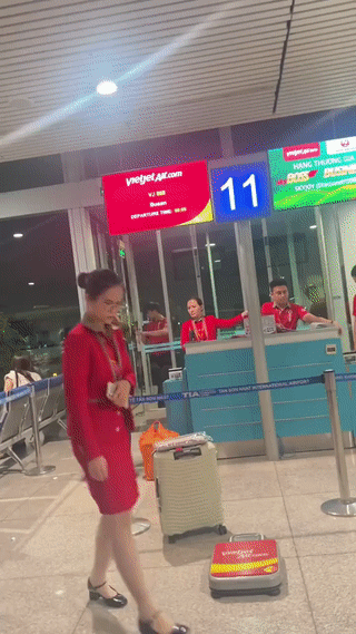 越南🇻🇳机场发生的一幕。一名女子因为行李超重，被工作人员告知她不能登上飞机