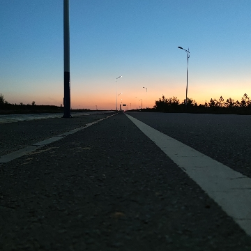 亲眼所见的宋plusDMI首撞起因:下班吃完饭没事做，去逛马路。不小心看见最