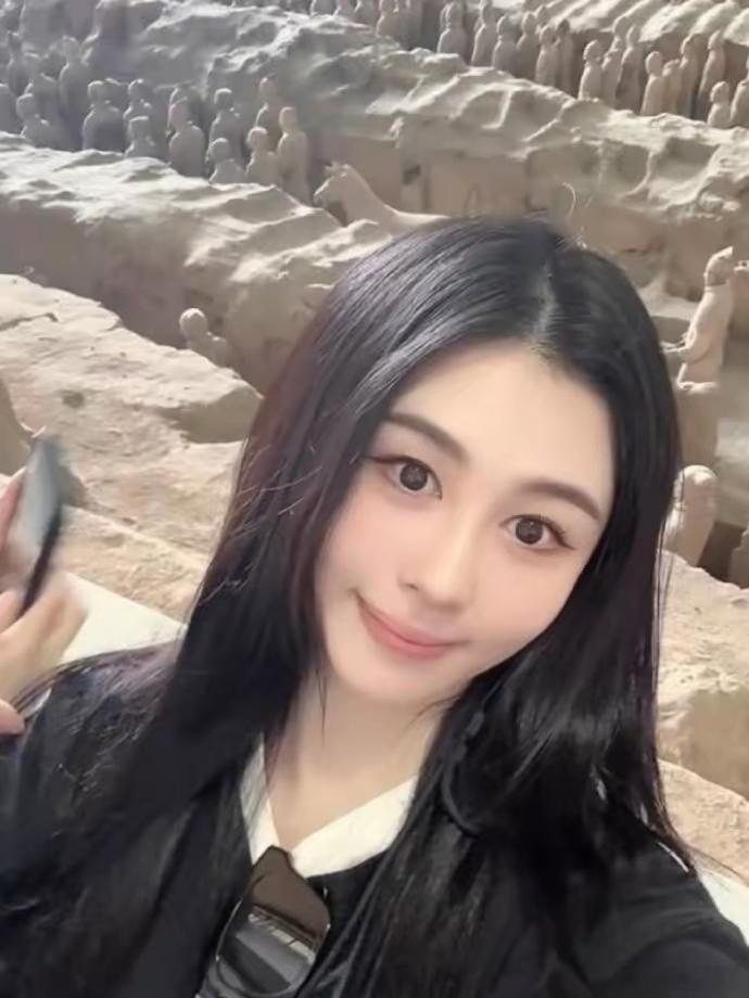 57岁邱淑贞带两个女儿游西安，母女像姐妹，街头漫步好幸福！昔日女神邱淑贞一点也没