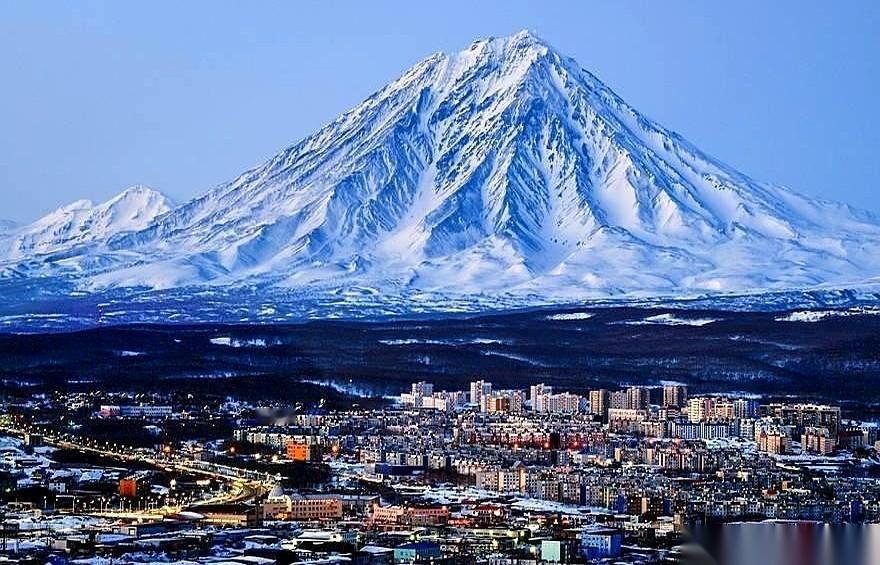 我跟你说，俄罗斯现在手里攥着个宝贝，就是那块叫“远东”的地儿。全世界都眼红。但