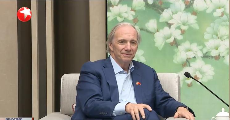 4月8日，美国桥水投资公司创始人瑞·达利欧一行，在上海。陪同人员中的男士，是