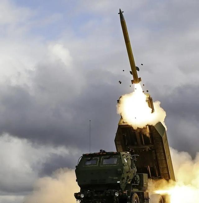 看得我后背发凉。仗打了七天，伊朗反击了21次，但这局势，怎么看都是死局。英国为了