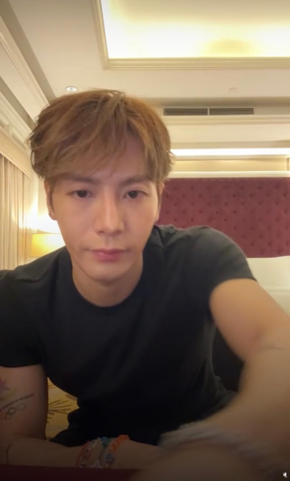 何德何能女友视角看到这么素还是顺毛还是没戴眼镜的王嘉尔啊啊啊啊啊😖😖