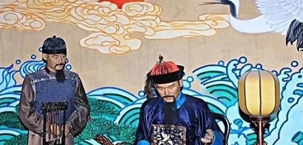 古时，有个知府很宠爱自己的小妾。一天，他出门办事，走到半路才发现东西没拿，回家看