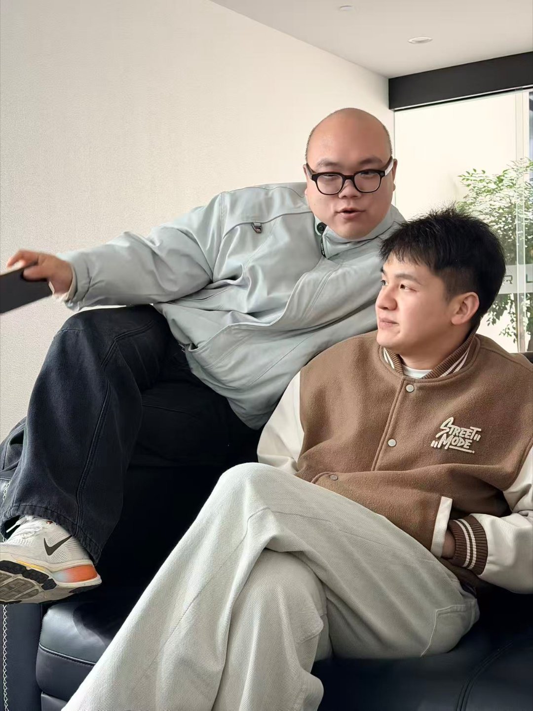 昨天零跑的家宴上吃的是云南菜，聊的太开心以至于都不太记得菜是啥味道的了在我耳边输