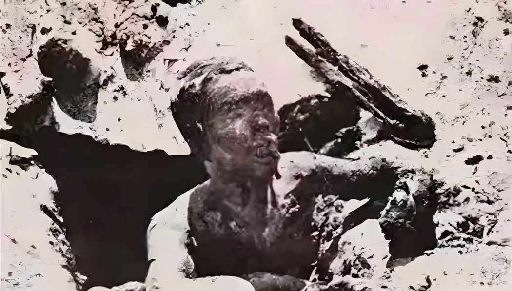 1945年，硫磺岛战役中，一名日本士兵躲藏在岩洞里不断地向美军打冷枪，美军只闻其