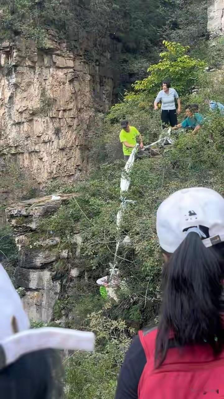 刚看了南太行瑛姑峡坠崖事件的报道真让人捏把汗一名女子徒步时滑落悬崖，幸好下坠