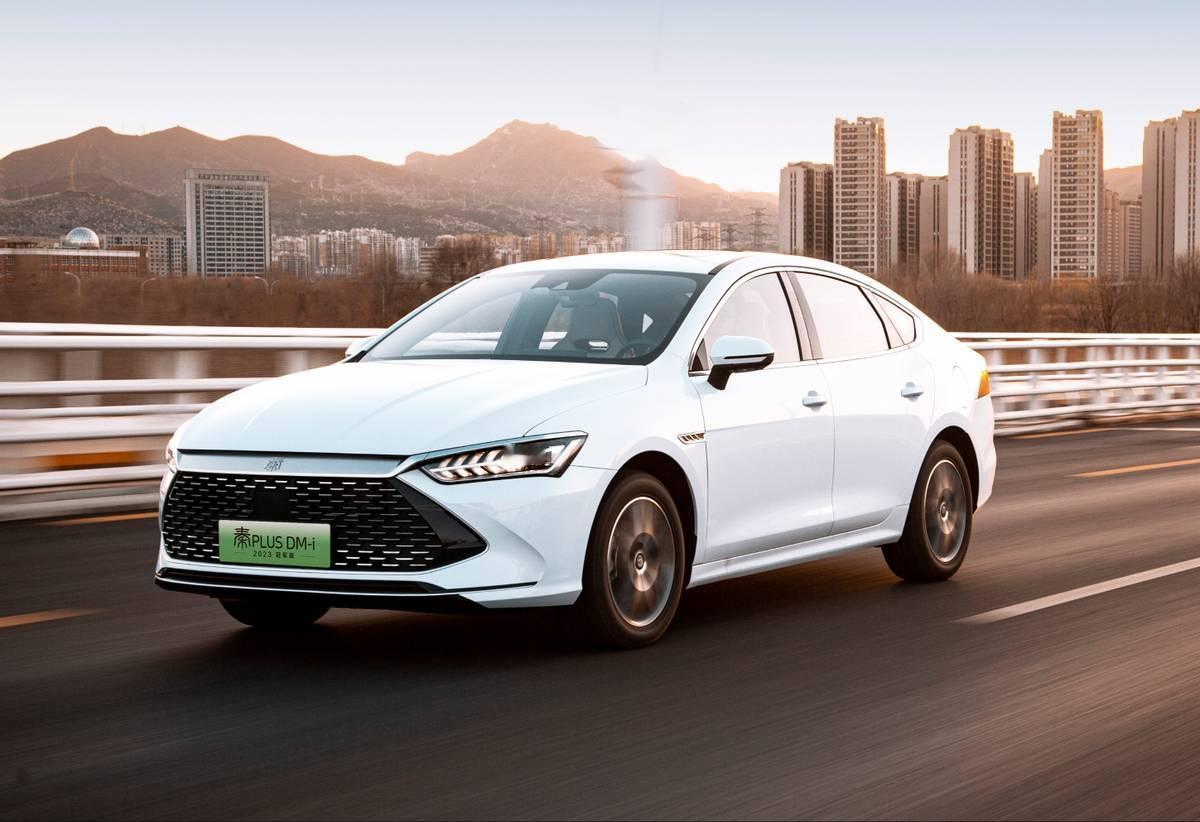 还跟中国斗？拿什么斗！据《日经新闻》等多家外媒12月30日报道，2025年中国汽