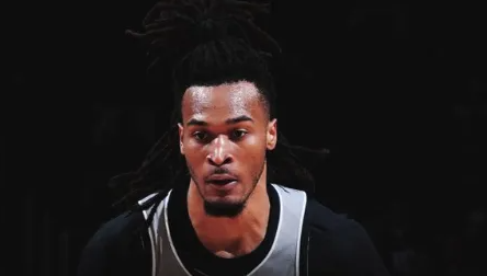 NBA常规赛，独行侠对阵马刺的比赛已经结束，马刺138-125战胜独行侠。根据