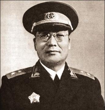 1955年授衔仪式前，周总理看着授衔名单里一位红色特工的名字，犹豫良久，最终还是