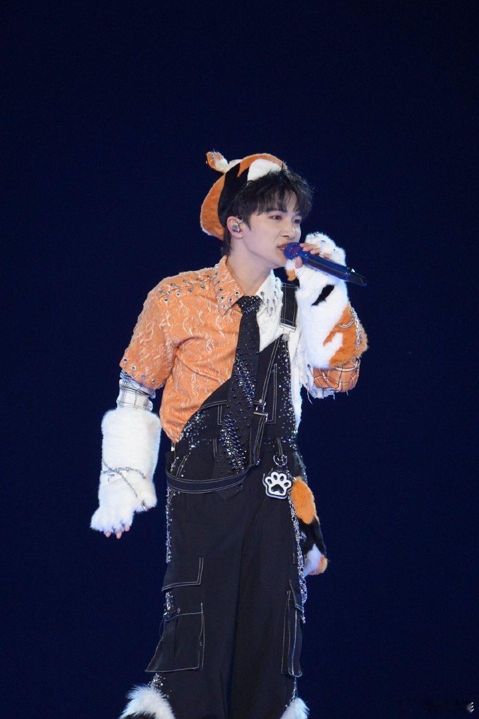 救命！周深的花猫造型也太可爱了吧！从软乎乎的奶牛猫到俏皮的花猫，每一次演唱会造型