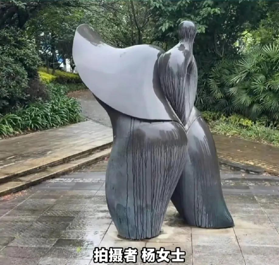 成都一广场的雕塑近日惹出了事，一组造型怪异的抽象雕塑直接冲上热搜。老人小孩天天从