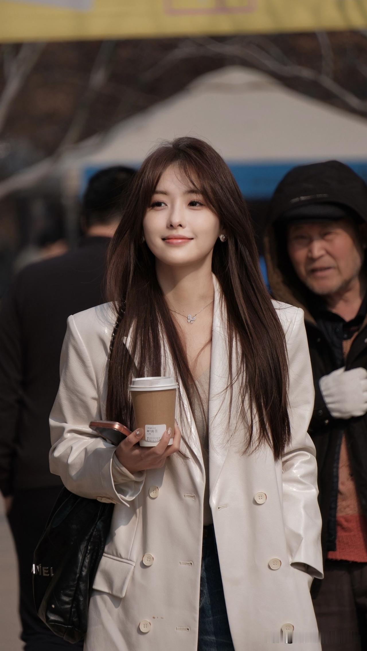 🌟白色大衣搭配咖啡色纸杯，温暖冬日，时尚随行！📸