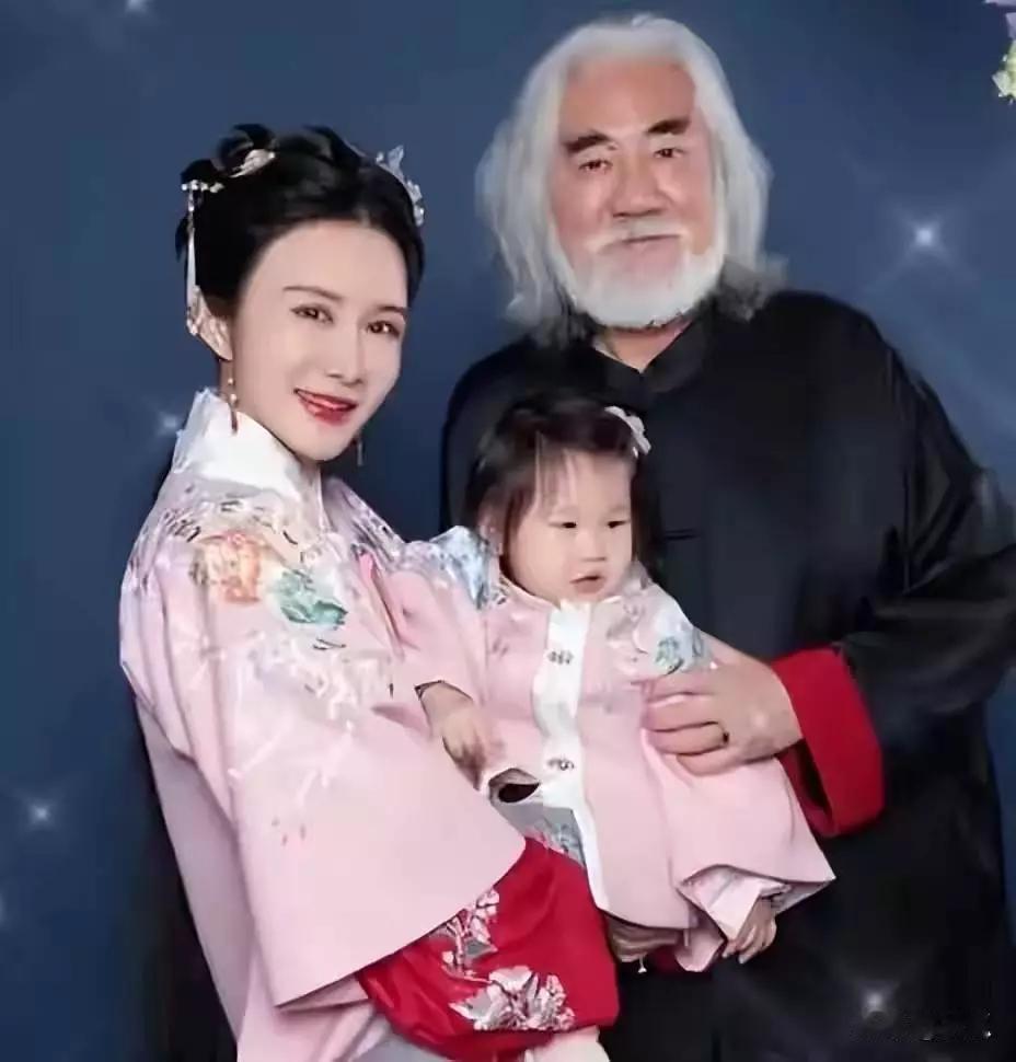 张纪中70多岁还生孩子这事，好多人都怀疑孩子是不是他亲生的。事实是那几个孩子真不