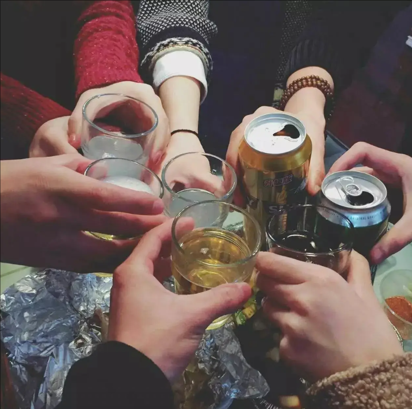 倡导文明的喝酒方式从最近中央通报的几起违规吃喝致人死亡案例来看，都发生在河南、