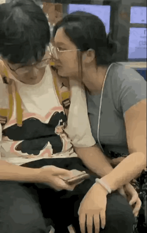 女孩子该主动还是被动？面对爱情，一些女孩子总是把持不住自己的情绪，以为主动就
