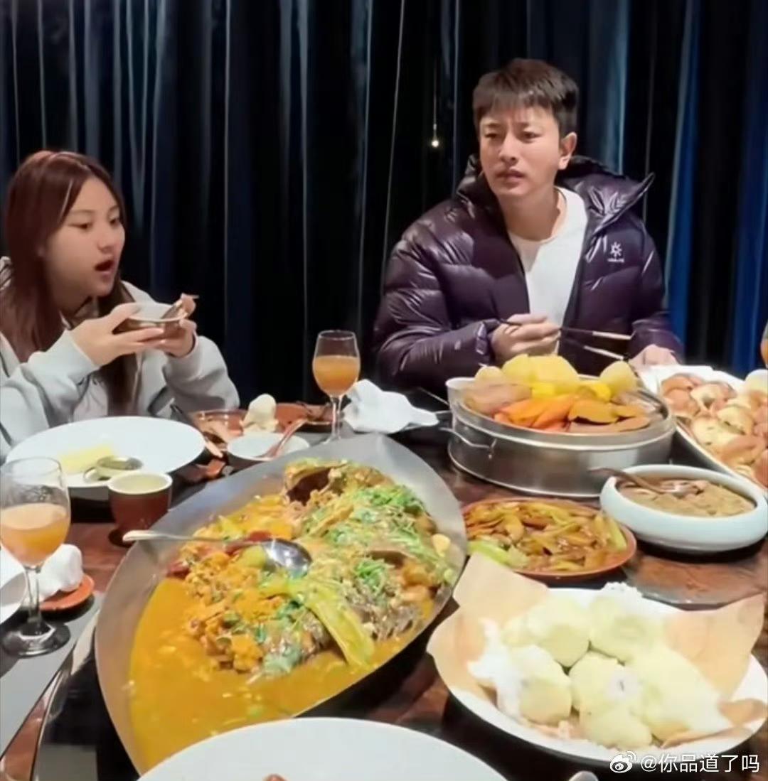 甜馨跟贾乃亮参加聚会，亲戚们一起吃一大桌全鱼宴，穿灰色卫衣坐在爸爸旁边，眉眼太像