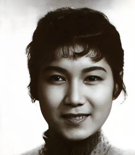 1952年的一天，齐白石已经快90岁了，他不知哪里来的力气，一把将25岁的新凤霞