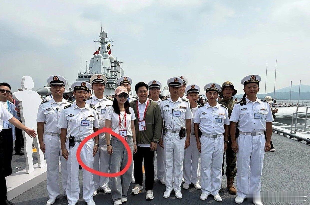 郭晶晶合影站C位我不惊讶，霍启刚站她后面我也不惊讶，但是你知道最让我惊讶的是什么