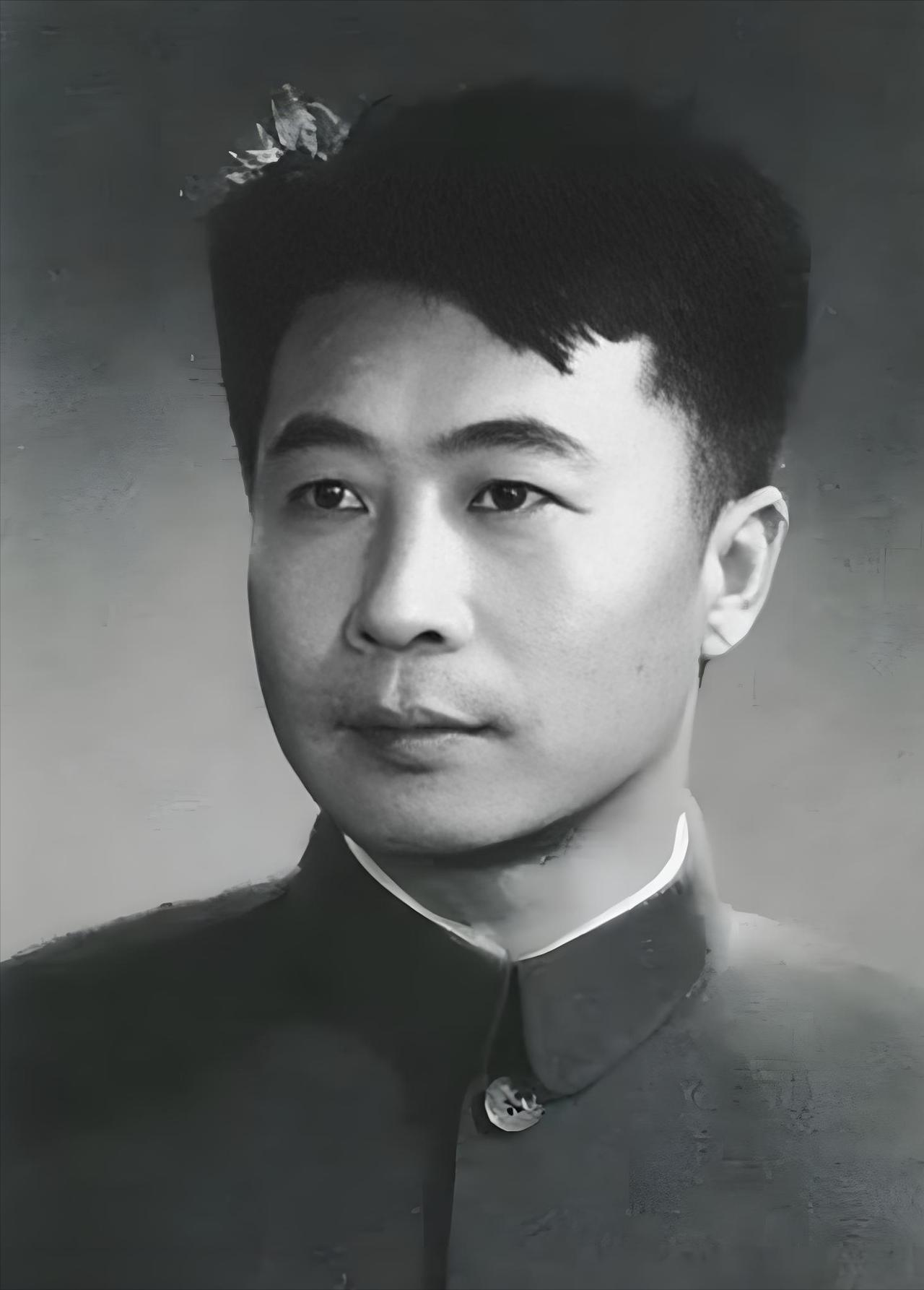 1957年，长篇小说《林海雪原》一经出版，首印五万册三天售空。时任总政治部主任的