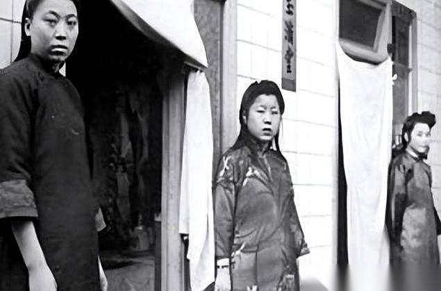 民国老鸨有个规矩，后半夜从不睡觉，手里提着一根小木棍，挨个屋查房。不是查有没有