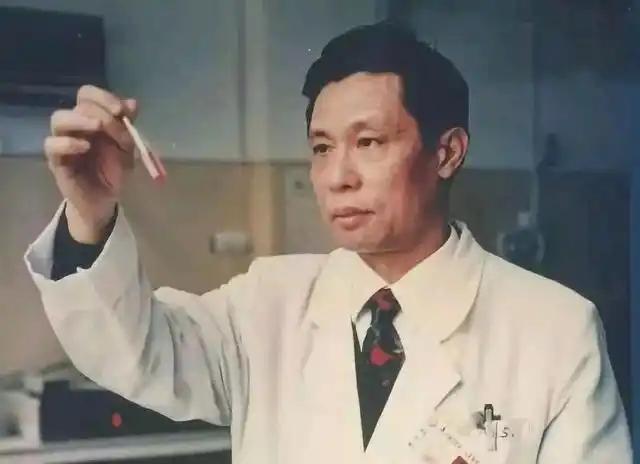 🌛1984年，叶剑英的肺病急剧恶化，情况不容乐观，正当中央准备为叶剑准备后