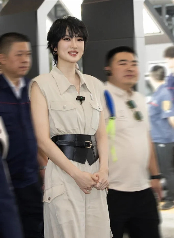 我妈不认识姚安娜，我把照片拿给她看，问她:当你儿媳妇咋样？我妈一把拍掉我的手