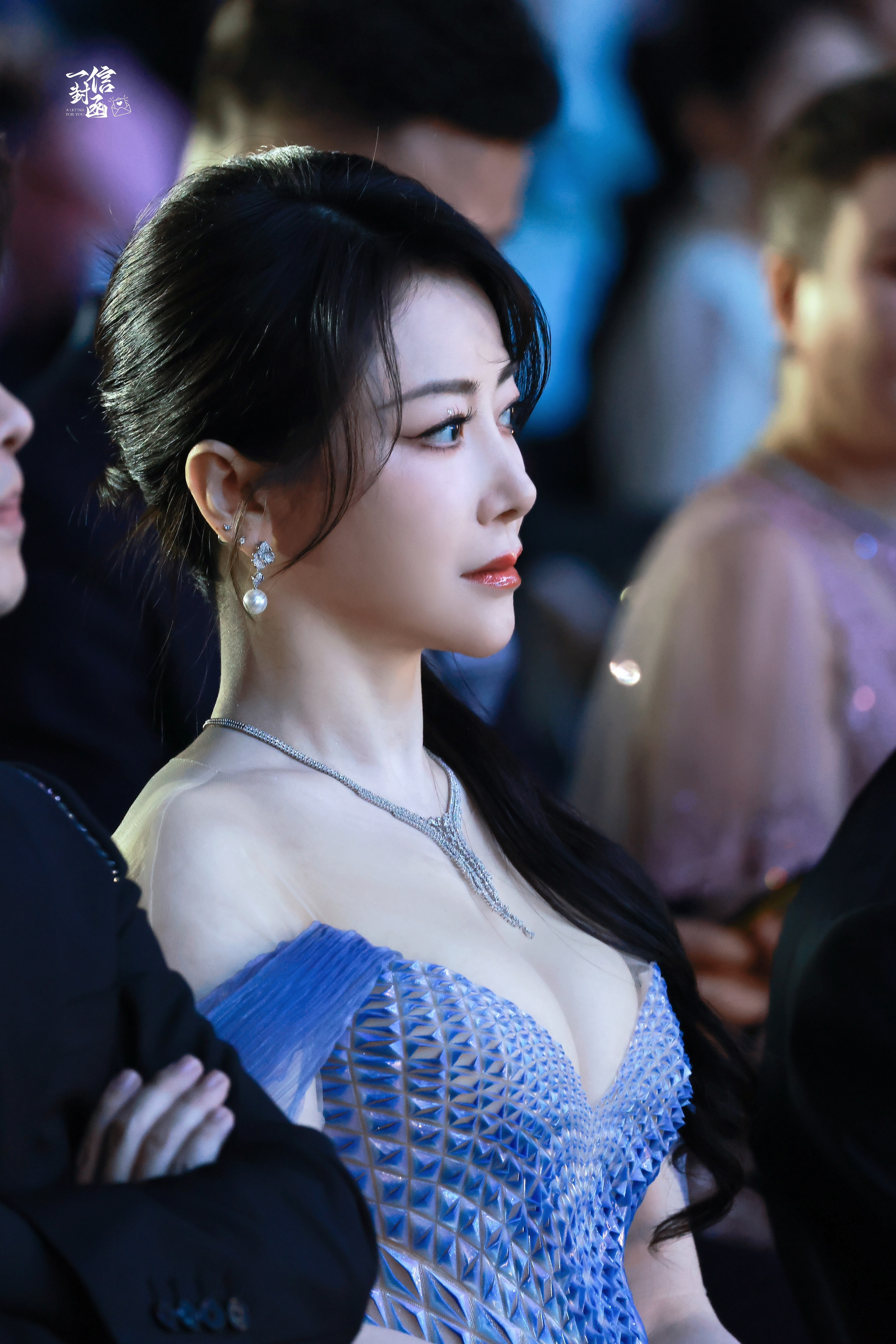 陈紫函身姿丰满，曲线玲珑，尽显迷人韵味。