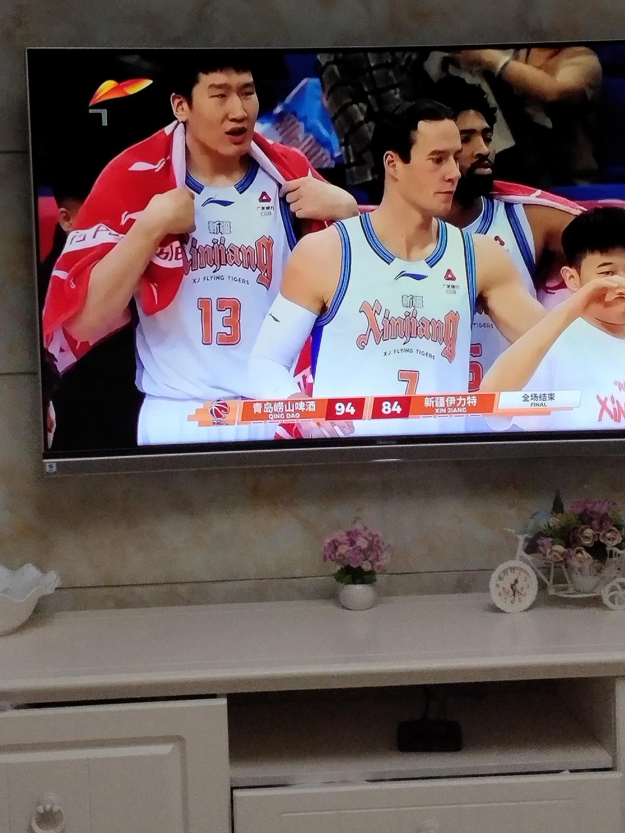 昨晚新疆队与青岛队的42轮比赛，我通过新疆体育频道观看了现场直播。