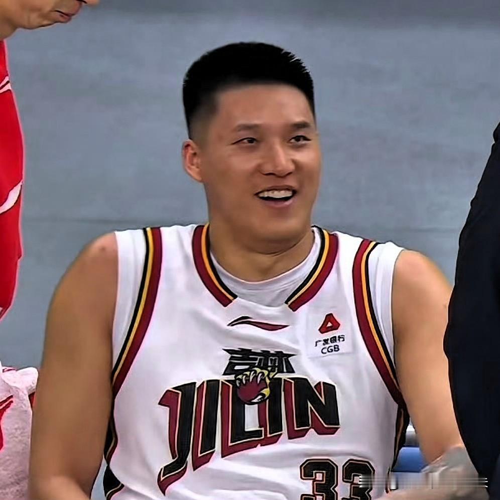 吉林和广厦比赛打的太“假”了！比分落后，钟诚暂停，曾繁日竟然坐在替补席看着主帅钟