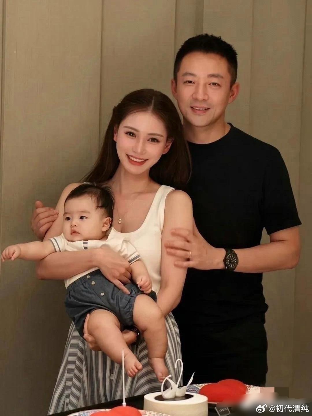 同样是汪小菲，两张全家福照片，愣是拍出了两种人生。​​​