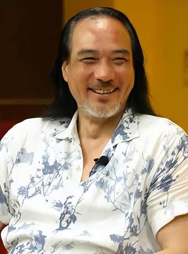 当年拍《武状元苏乞儿》，周星驰点名要徐少强出演反派赵无极。当时整个剧组主创都反对