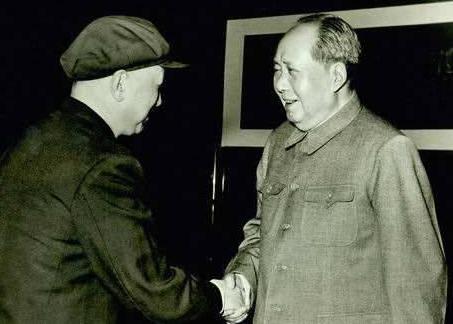 1964年，毛主席在中南海住处接见钱学森。谈话中，毛主席问钱学森：“你搞的导弹那