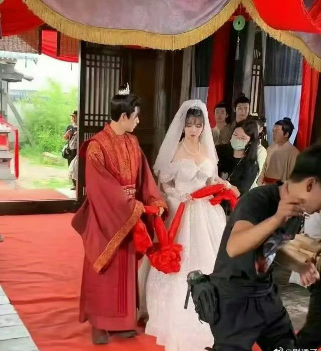 这个布景一看就是古装剧，但是这婚纱什么鬼？