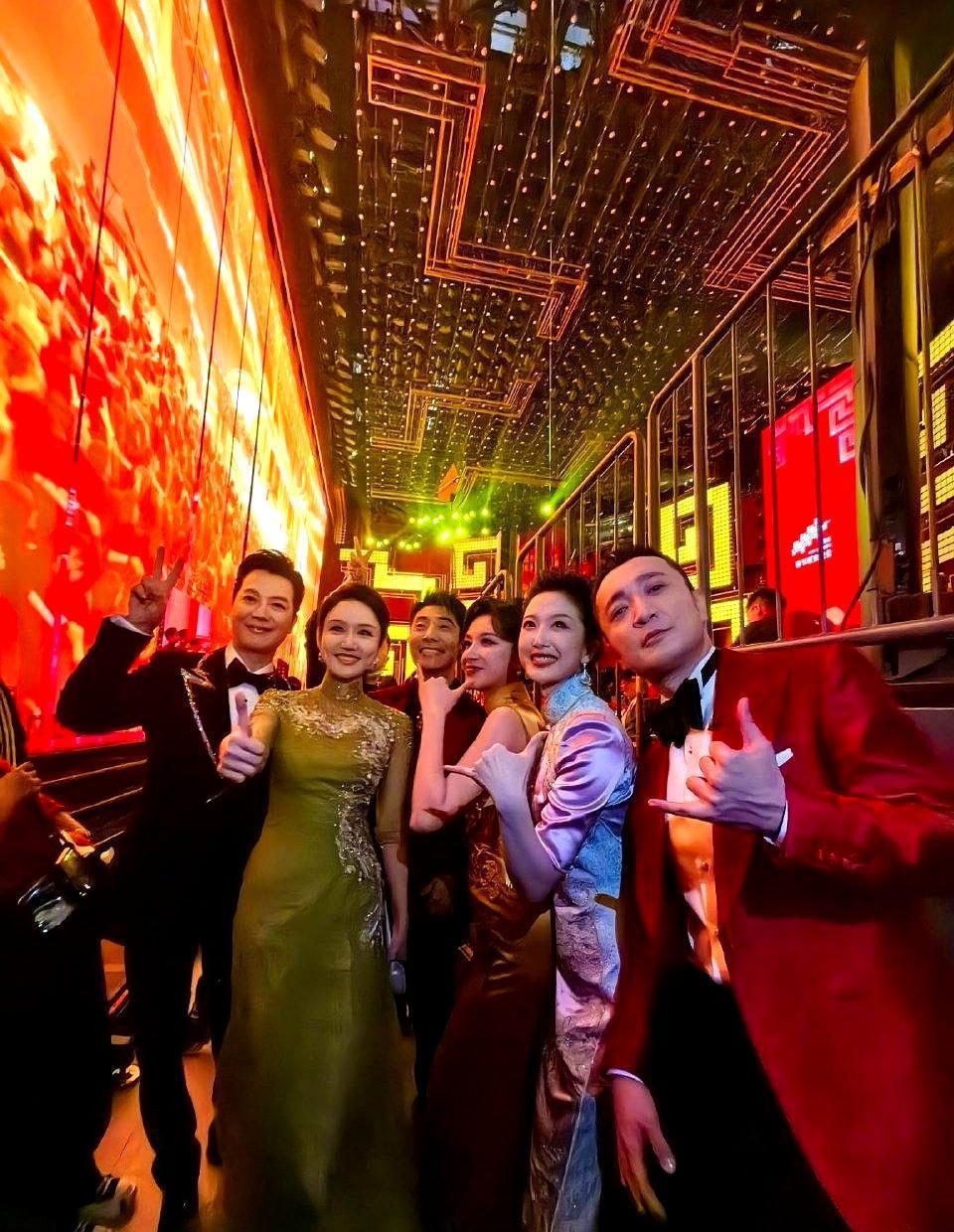 干了12年春晚，尼格买提说：越干越害怕。零点报时，时间突然不够了。任鲁豫一个